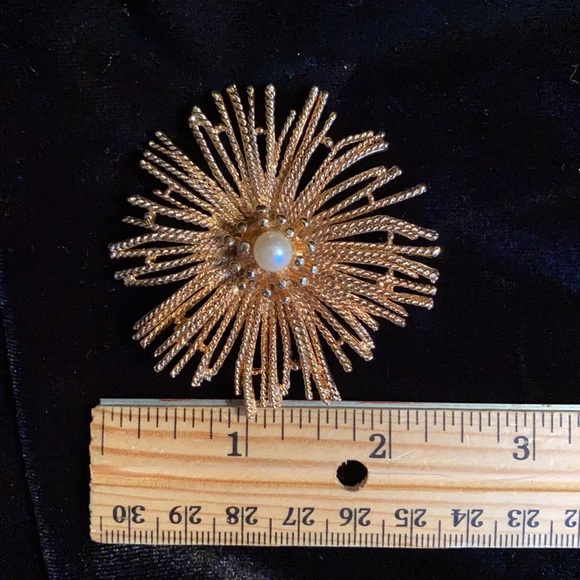 CAPRI Brand Vintage Brooch and Earring Set - Picture 6 of 7